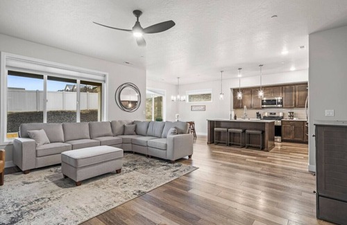 Tri-Cities House | Sip & Stay, Trendy Wine Getaway