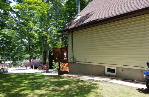 Greentown House | Sip your coffee in the forest. House close to Wallenpaupack Lake!