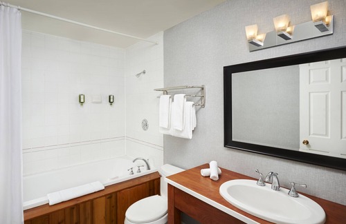 Eagle Lake Hotel | Sir Sam's Inn & Waterspa - Adults Only