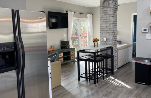 Kingsford House | Siri's Pride & Joy Cute 2 bed/2 bath bungalow nestled on a private corner lot