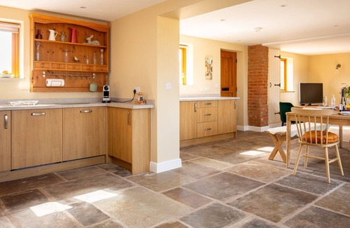 Bidford-on-Avon Cottage | Siskin Barn, Near Stratford-upon-Avon, sleeps 9 guests in 4 bedrooms