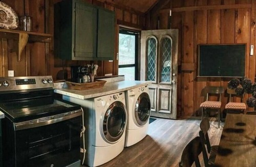 Saratoga House | Sissy’s Cabin on Sunset Dr.