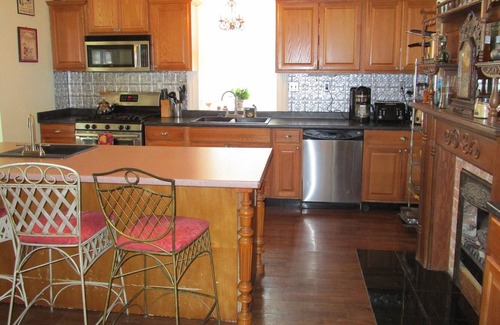 Davenport House | Sister Private Victorian Manor Sleeps 16-7 baths Reunions, Graduations, Weddings
