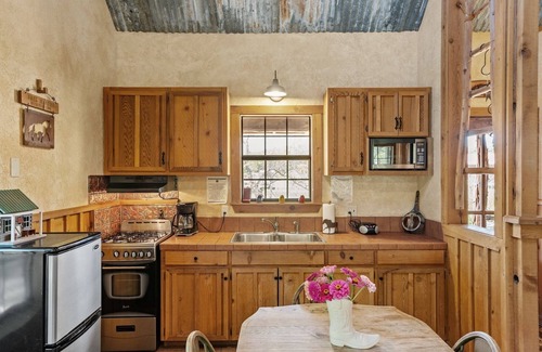 Fredericksburg Cabin | SisterCreek Ranch - Other Cabin - Hot Tub - Fireplace - Hill County Views
