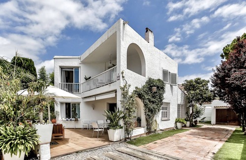 Sitges Town Center Ski Chalet | Sitges villa just 2 minutes walk from the beach.