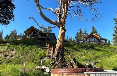 Powell River House | Sitka Suite | Oceanfront Luxury Escape | Hot Tub | Optional Sauna Add-On