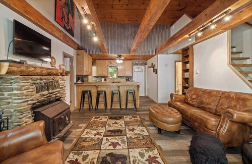Newland Cottage | Sitting Bear Cottage in Gingercake Acres on the east side of Linville Gorge
