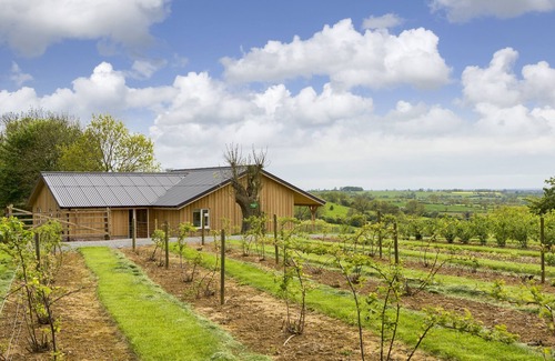 East Norton Cabin | Situated 12 miles from the wonderful Rutland Water and on a working farm, Strawberry Lodge provides