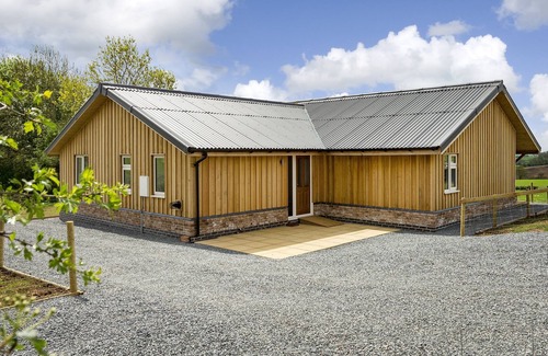 East Norton Cabin | Situated 12 miles from the wonderful Rutland Water and on a working farm, Strawberry Lodge provides