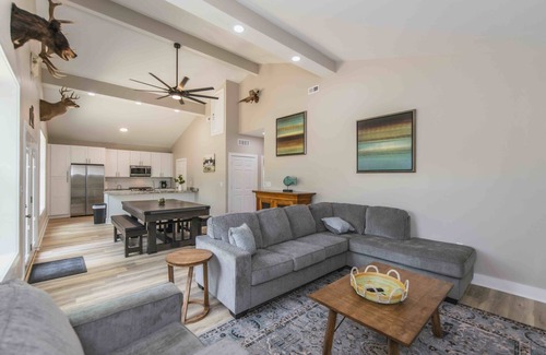 Bakerton Cottage | Situated on the banks of the Cumberland River minutes away Lake Cumberland