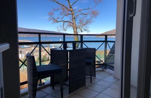 Duingt Apartment | Situation exceptionnelle pour ce cosy studio avec terrasse SUR LAC, dans résidence avec PLAGE et ponton PRIVEE