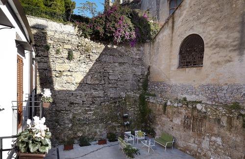 Albergheria Apartment | Six apartments with garden in the old town.