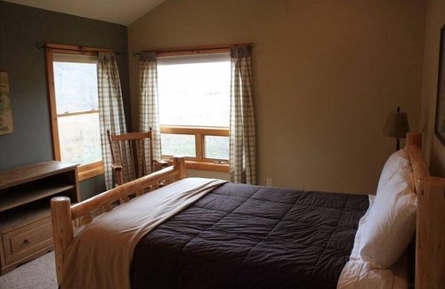 Heppner Cabin | Six Bedroom Country Log Lodge on 20 Acres, Heppner