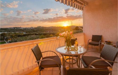 Kamen House | Six-Bedroom Holiday Home In Zrnovnica