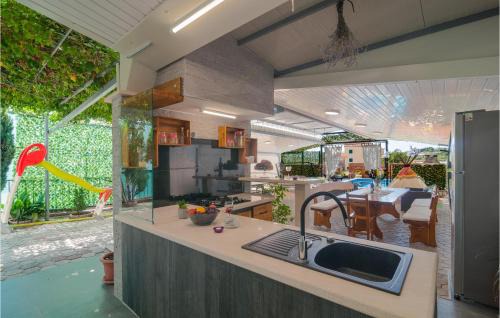 Kamen House | Six-Bedroom Holiday Home In Zrnovnica