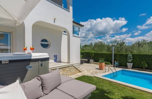 Selina Cabin | Six-bedroom villa with pool and garden in a quiet village near Porec