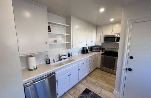 Wilshire Montana House | Six blocks to the Pacific Ocean!