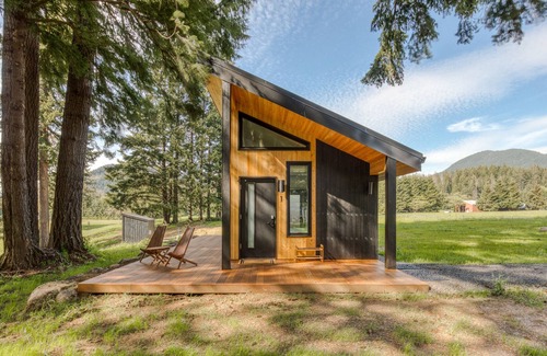 Stevenson Apartment | Six cabins on 100 acres in the Gorge with geothermal hot tubs, decks & views