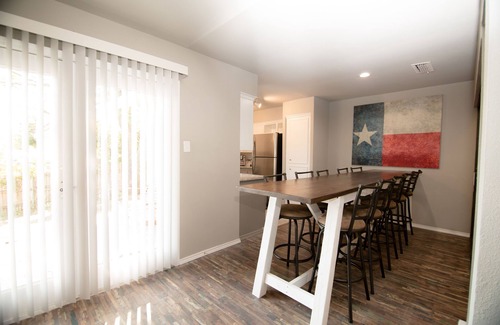 Grand Prairie House | ★ Six Flags ★ Rangers ★ AT&T Stadium ★ DFW Airport ★ Atrium ★ Large Groups
