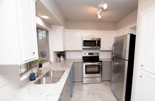 Grand Prairie House | ★ Six Flags ★ Rangers ★ AT&T Stadium ★ DFW Airport ★ Atrium ★ Large Groups