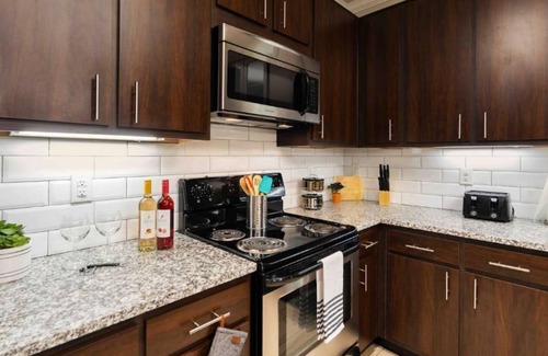 Wetmore Apartment | SixFlags/RIM/LaCantera/Shopping/TheDominion/RestaurantsNearby