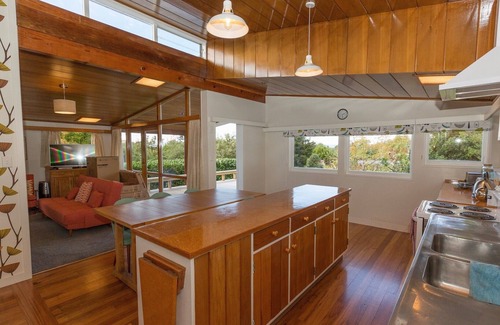 Kuratau Cottage | Sixties Cedar Bach - Kuratau Holiday Home