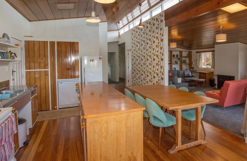 Kuratau Cottage | Sixties Cedar Bach - Kuratau Holiday Home