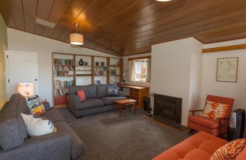 Kuratau Apartment | Sixties Cedar Bach - Kuratau Holiday Home