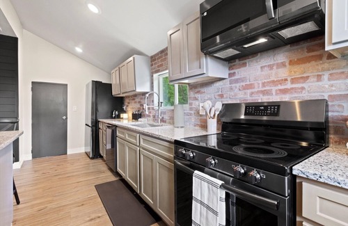 Edwardsville House | SixZeroOne - outdoor area+prkg+10 mins to Legends