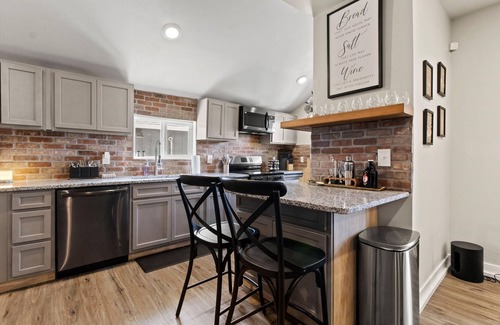 Edwardsville House | SixZeroOne - outdoor area+prkg+10 mins to Legends