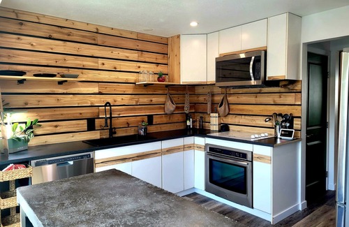 Okanagan-Similkameen House | Sizzling summer retreat minutes from wine tasting and the beach!