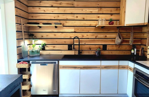 Okanagan-Similkameen House | Sizzling summer retreat minutes from wine tasting and the beach!