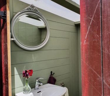 Stora Stava House | Sjönära ENKEL övernattningsstuga på berg med terrass, toilet in other house, outsideshower