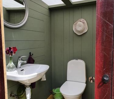 Stora Stava House | Sjönära ENKEL övernattningsstuga på berg med terrass, toilet in other house, outsideshower