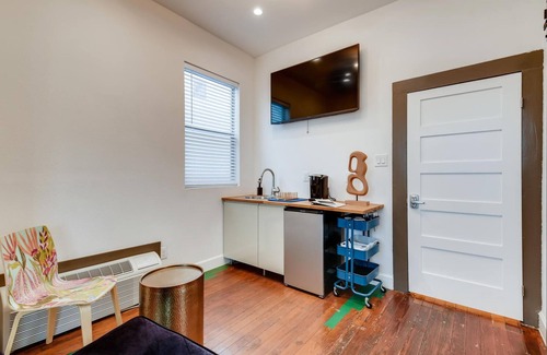 Near East Side Apartment | SJ3Contemporary Exclusive Suite Downtown San Antonio