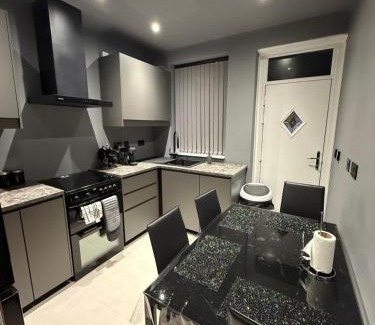 Ogden House | SK Stays Modern Luxury Home With Jacuzzi Bath & Cinema Room
