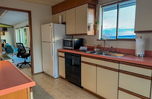 Anacortes House | Skagit Bay View, Sunsets, Hot Tub