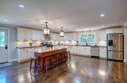 Sennett House | Skaneateles Pet friendly 6 bed 6 bath on Main St very close to downtown center