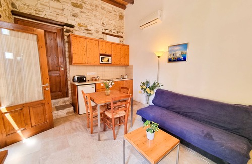 Skarinou Apartment | Skarinou's Landhouse Poolside Apartment