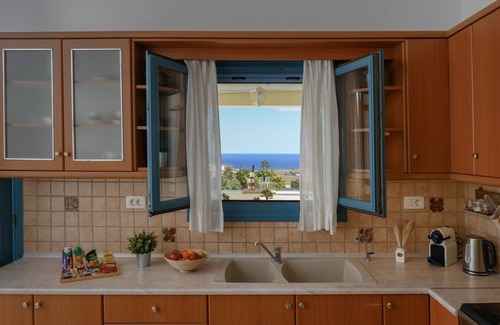 Vourvoulos House | Skarmoutsos Holiday Home|Hot tub|Free parking