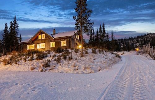 Svingvoll Ski Chalet | Skeikampen cabin with mountain view, jacuzzi, and 8 bedrooms