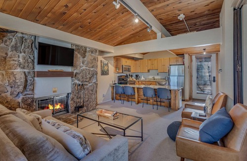 Snowmass Village Condo | 🏔️Ski Access~Hot Tub~Top Floor~Studio Premier 114🏔️