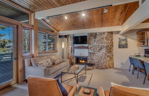 Snowmass Village Condo | 🏔️Ski Access~Hot Tub~Top Floor~Studio Premier 114🏔️