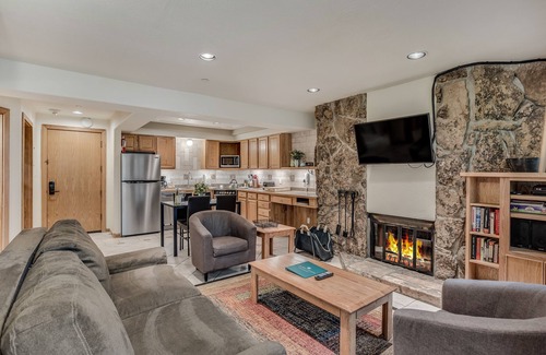 Snowmass Village Condo | 🏔️Ski Access~Hot Tub~Studio Deluxe 203🏔️