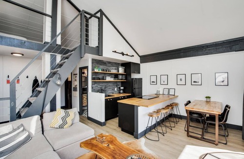Baldy Mountain Condo | Ski Area Views! Hip Two-Bed+Loft. Free Bus to Town