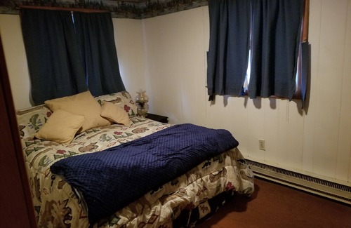Londonderry Ski Chalet | Ski between Magic Mtn. Bromley, Stratton and Okemo.