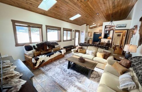 Gallatin Gateway Apartment | Ski Chalet