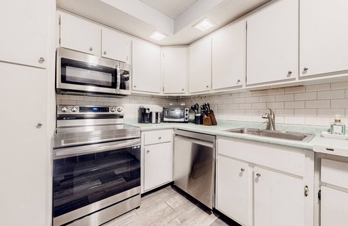 Mendon Condo | Ski getaway with pool, sauna, covered balcony, W/D access, & internet