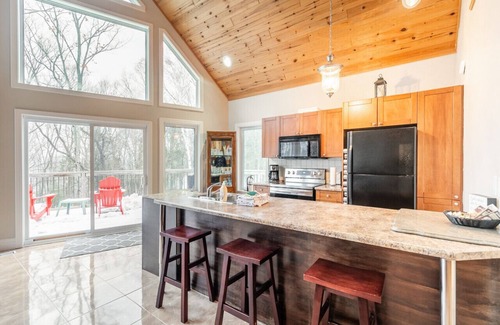 Eagle Lake Cottage | Ski Hill - Hot Tub - Barrel Sauna - BBQ - Private