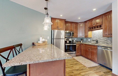 Four O'Clock Condo | Ski-in 2nd-floor condo with hot tubs, heated pool, gym, & grills